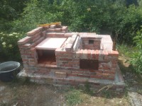 Die Schamottplatte im Backofen ist gesetzt